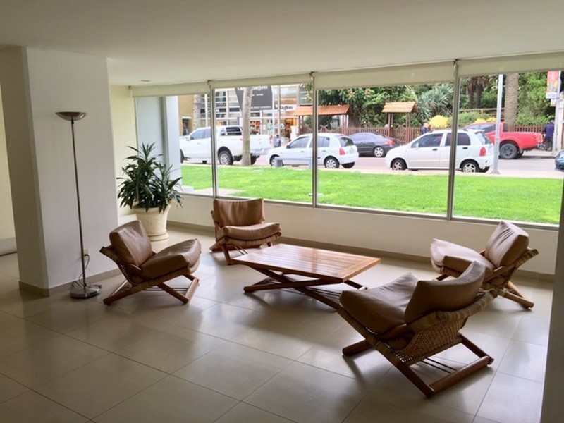 Departamento en venta en pleno centro de Punta del Este, con el sello de Arq. Pintos Risso.